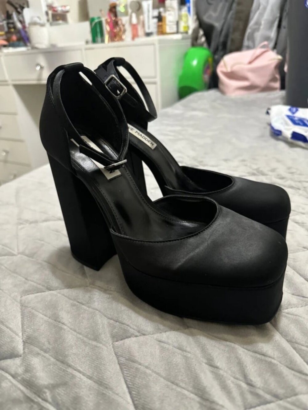 Heels - Picture 2 of 3